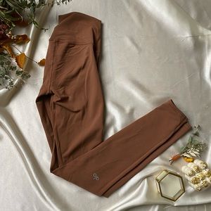 ALO Yoga High-Waist Alosoft Lounge Leggings in Chestnut